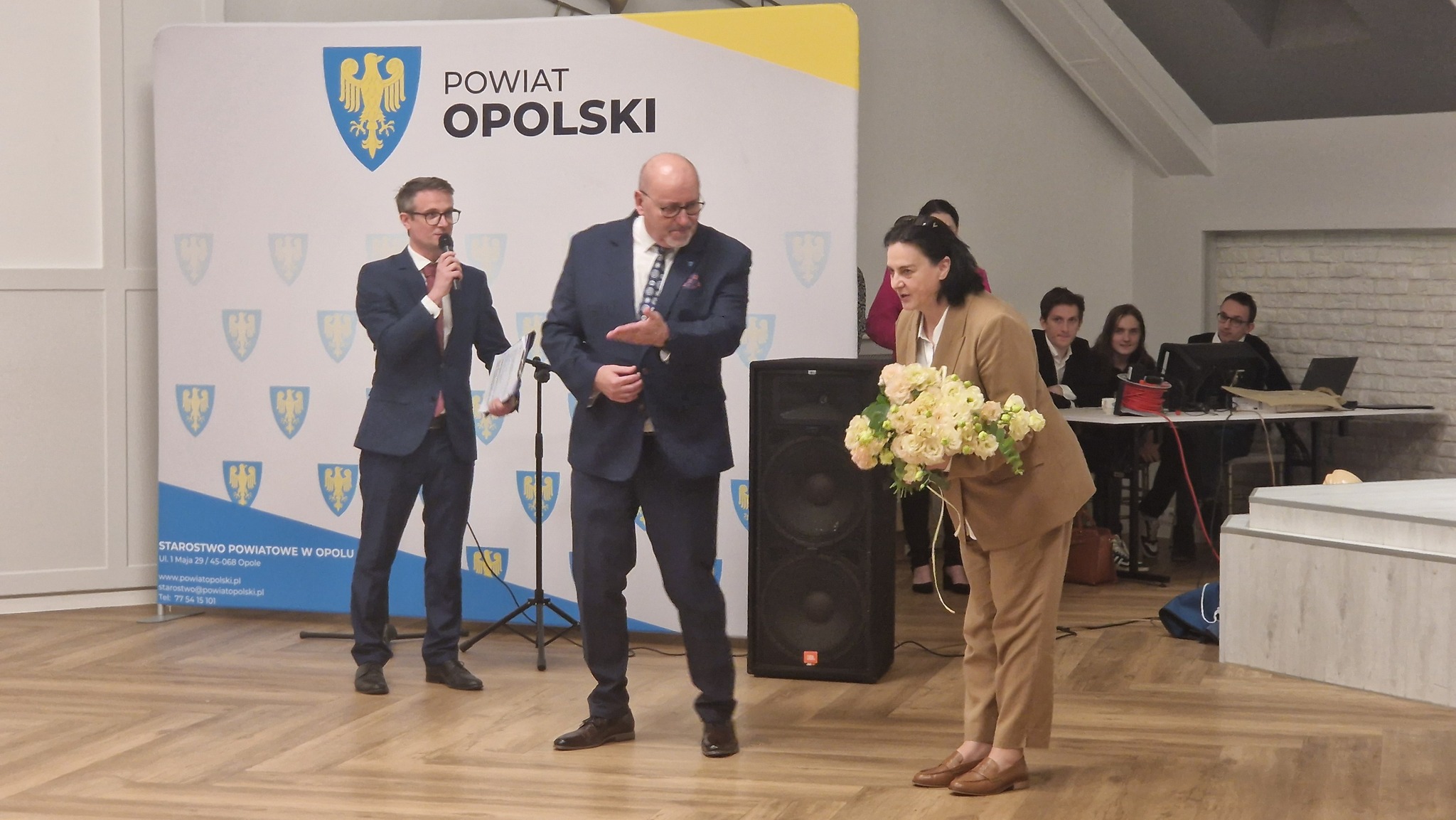 Powiat, który odrabia lekcje na szóstkę. Felieton o tym, jak starosta Henryk Lakwa z dumą przegląda świadectwa swoich szkół