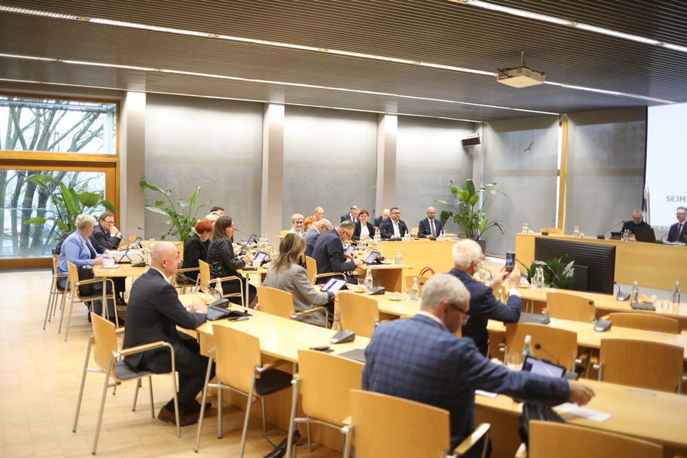 Listopadowa sesja Sejmiku: o powietrzu, hałasie i statucie, czyli jak region łapie oddech