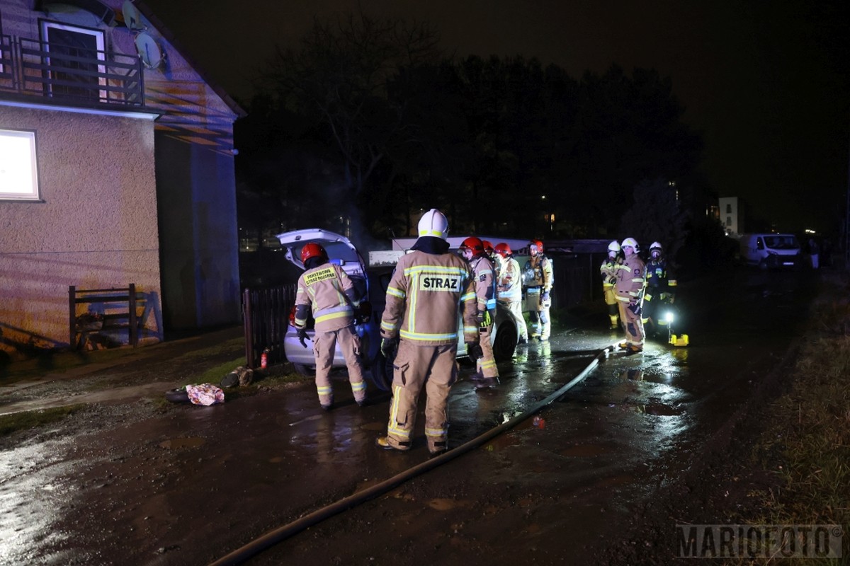 Pożar samochodu w Opolu. Strażak z OSP gasił płonący pojazd przed przyjazdem jednostek