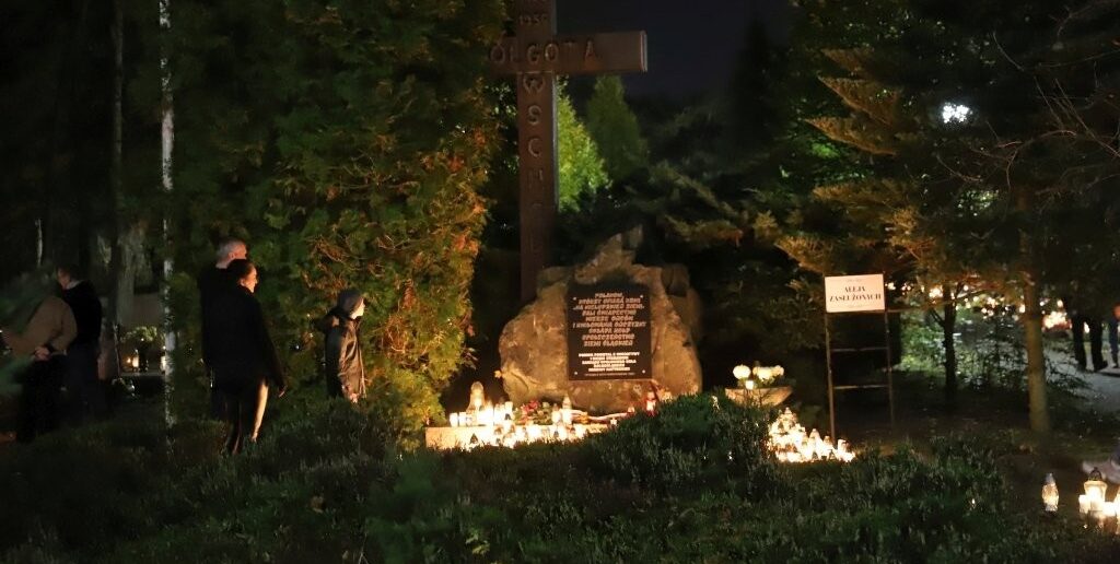 Cmentarz komunalny w Opolu wieczorową porą [GALERIA]