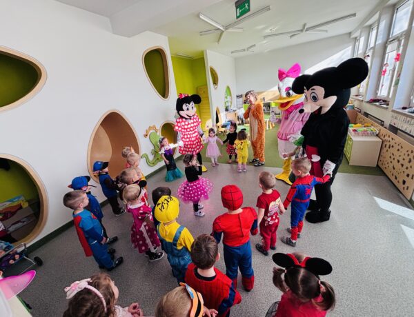 Postacie z bajek opanowały Przedszkole w Chróścicach
