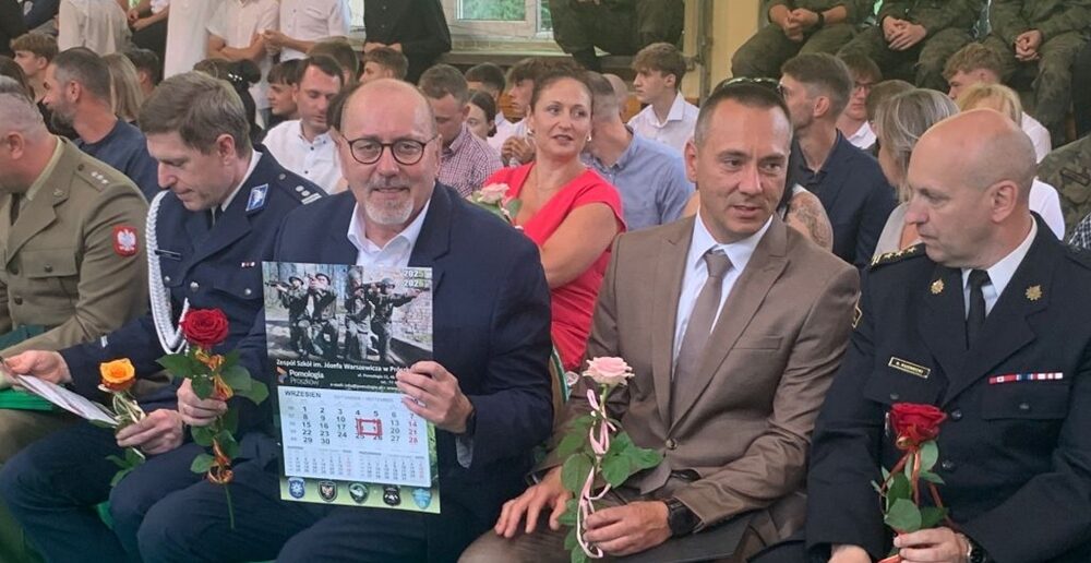 Powiat, który odrabia lekcje na szóstkę. Felieton o tym, jak starosta Henryk Lakwa z dumą przegląda świadectwa swoich szkół Powiat, który odrabia lekcje na szóstkę. Felieton o tym, jak starosta Henryk Lakwa z dumą przegląda świadectwa swoich szkół