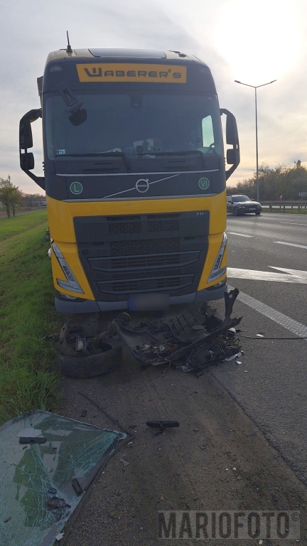 Kolizja na autostradzie A4 pod Prószkowem, samochód osobowy wjechał w tira