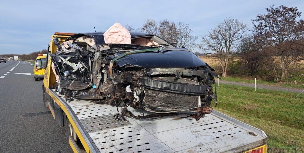Kolizja na autostradzie A4 pod Prószkowem, samochód osobowy wjechał w tira