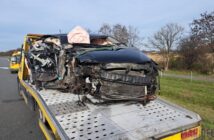 Kolizja na autostradzie A4 pod Prószkowem, samochód osobowy wjechał w tira