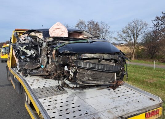 Kolizja na autostradzie A4 pod Prószkowem, samochód osobowy wjechał w tira