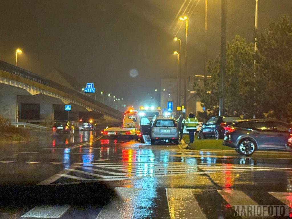 Kolizja na dużym rondzie w Opolu, zderzyły się dwa auta