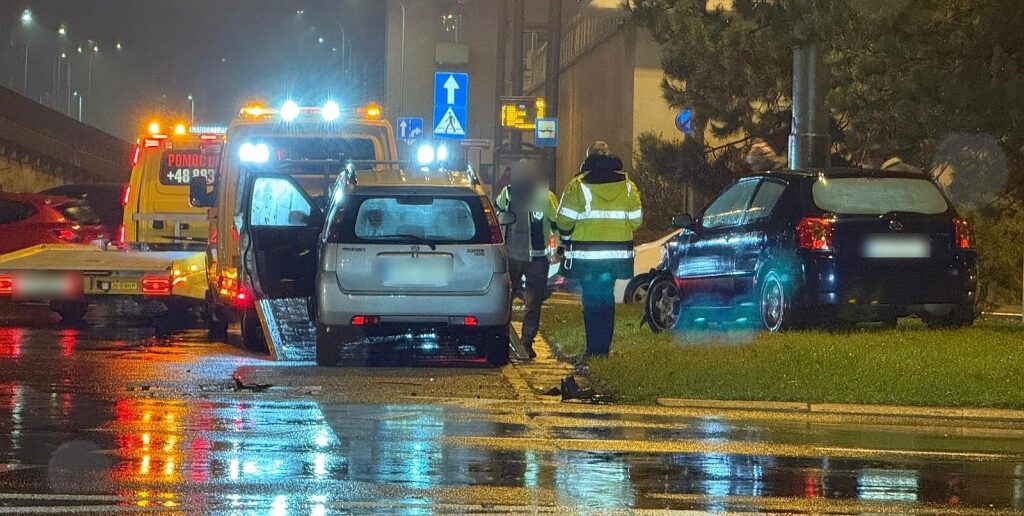 Kolizja na dużym rondzie w Opolu, zderzyły się dwa auta