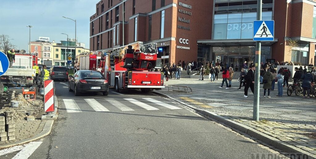 Pożar rozdzielni elektrycznej w Solarisie, ewakuowano 600 osób