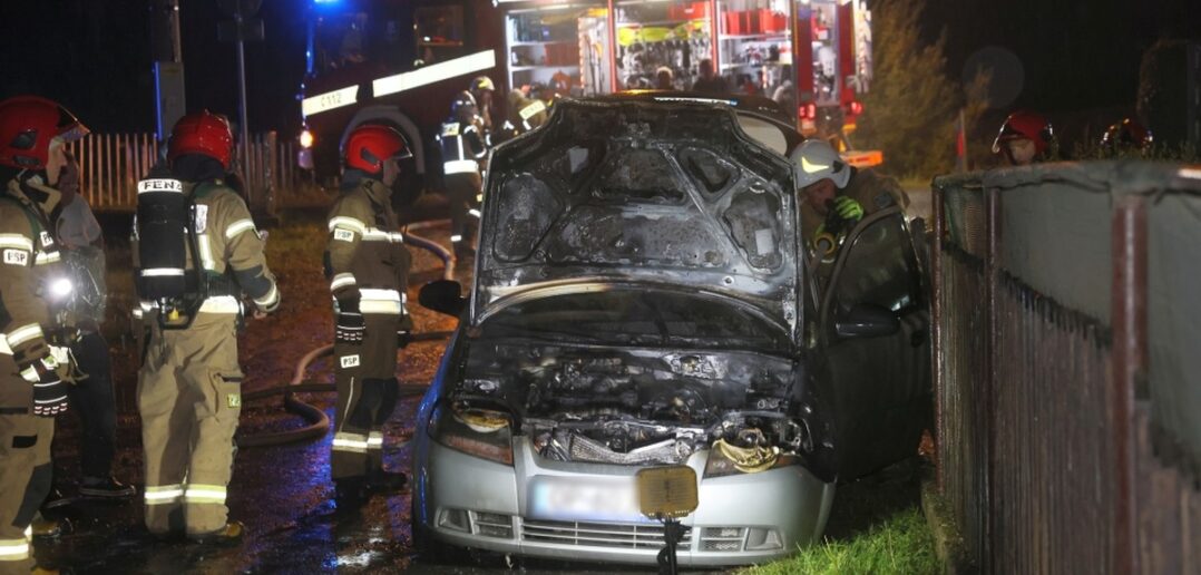 Pożar samochodu w Opolu. Strażak z OSP gasił płonący pojazd przed przyjazdem jednostek