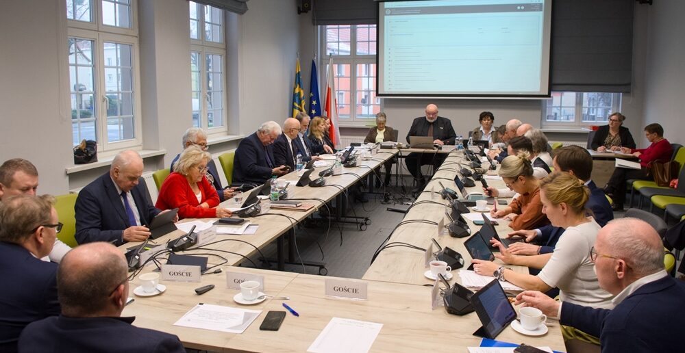 Kiedy bezpieczeństwo staje się konkretne. Powiat kędzierzyńsko-kozielski liczy miliony na ochronę ludzi Kiedy bezpieczeństwo staje się konkretne. Powiat kędzierzyńsko-kozielski liczy miliony na ochronę ludzi