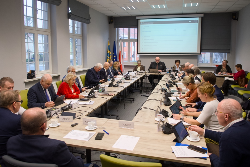 Kiedy bezpieczeństwo staje się konkretne. Powiat kędzierzyńsko-kozielski liczy miliony na ochronę ludzi