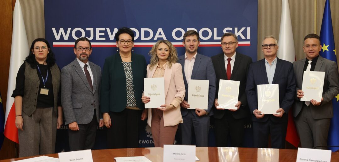 Kolejne miliony na odbudowę po powodzi. Samorządy z Głubczyc, Prudnika i Grodkowa podpisały nowe umowy Kolejne miliony na odbudowę po powodzi. Samorządy z Głubczyc, Prudnika i Grodkowa podpisały nowe umowy