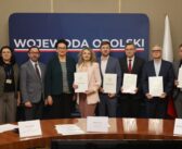 Kolejne miliony na odbudowę po powodzi. Samorządy z Głubczyc, Prudnika i Grodkowa podpisały nowe umowy