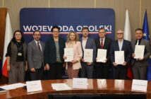 Kolejne miliony na odbudowę po powodzi. Samorządy z Głubczyc, Prudnika i Grodkowa podpisały nowe umowy