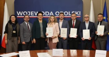 Kolejne miliony na odbudowę po powodzi. Samorządy z Głubczyc, Prudnika i Grodkowa podpisały nowe umowy