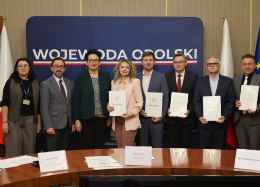 Kolejne miliony na odbudowę po powodzi. Samorządy z Głubczyc, Prudnika i Grodkowa podpisały nowe umowy