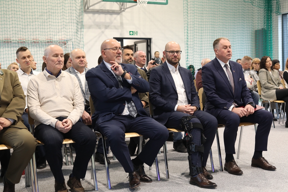 Mikołajkowy przeskok cywilizacyjny: nowa hala sportowa w Ligocie Prószkowskiej otwarta!