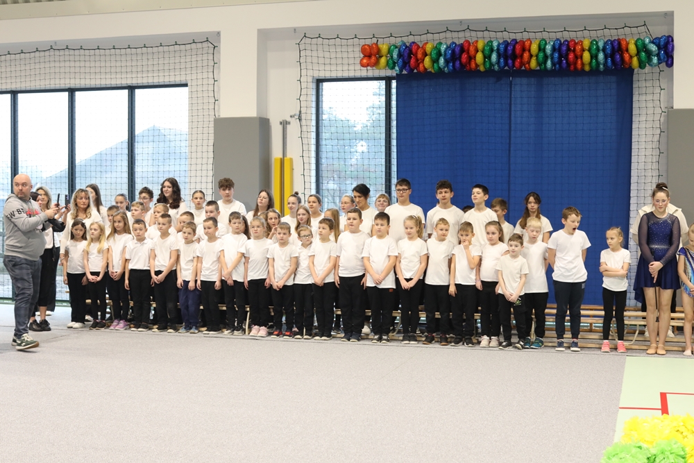 Mikołajkowy przeskok cywilizacyjny: nowa hala sportowa w Ligocie Prószkowskiej otwarta!