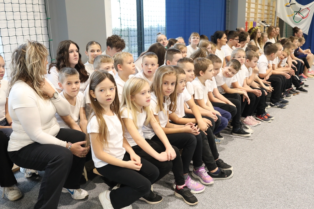 Mikołajkowy przeskok cywilizacyjny: nowa hala sportowa w Ligocie Prószkowskiej otwarta!