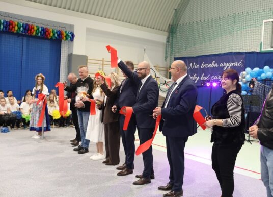 Mikołajkowy przeskok cywilizacyjny: nowa hala sportowa w Ligocie Prószkowskiej otwarta!