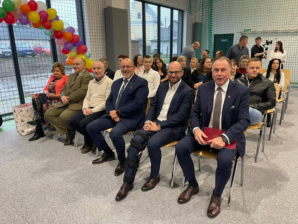 Mikołajkowy przeskok cywilizacyjny: nowa hala sportowa w Ligocie Prószkowskiej otwarta!