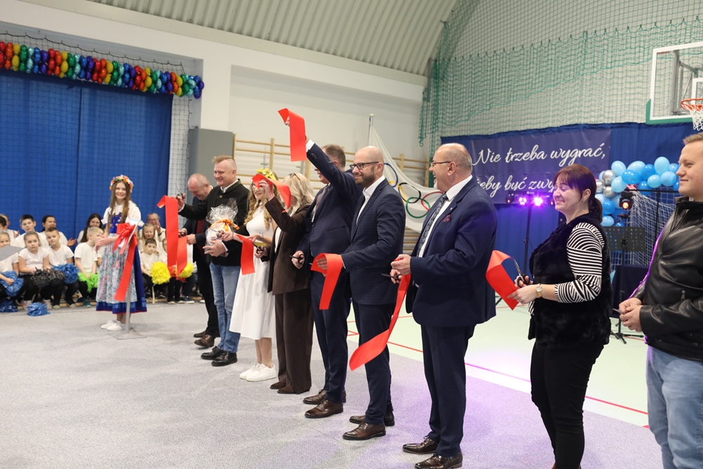Mikołajkowy przeskok cywilizacyjny: nowa hala sportowa w Ligocie Prószkowskiej otwarta!