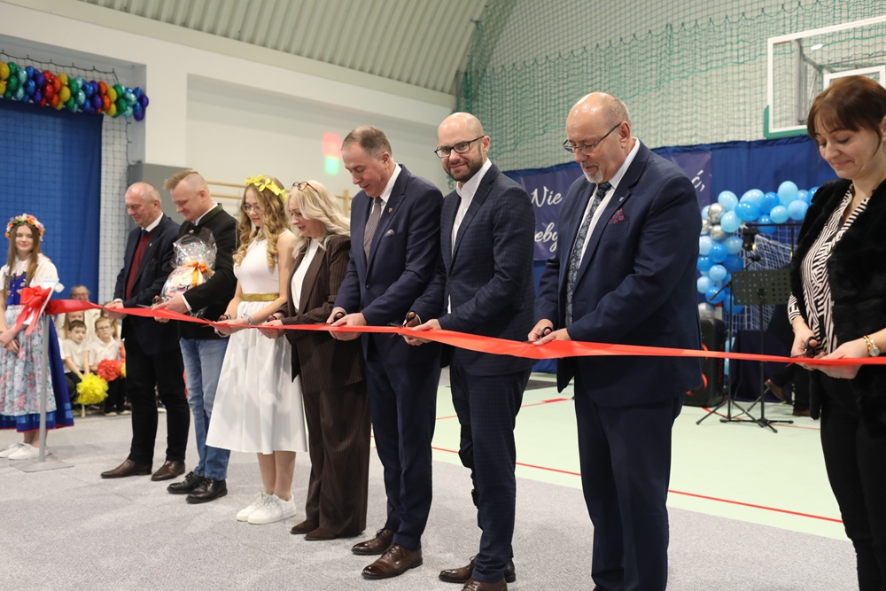 Mikołajkowy przeskok cywilizacyjny: nowa hala sportowa w Ligocie Prószkowskiej otwarta!
