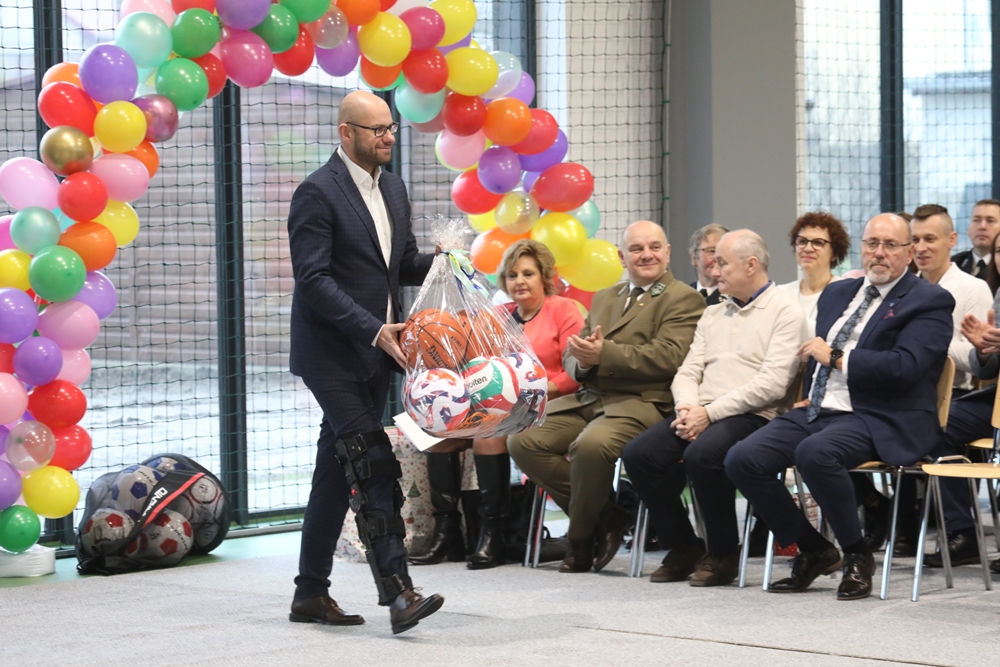 Mikołajkowy przeskok cywilizacyjny: nowa hala sportowa w Ligocie Prószkowskiej otwarta!