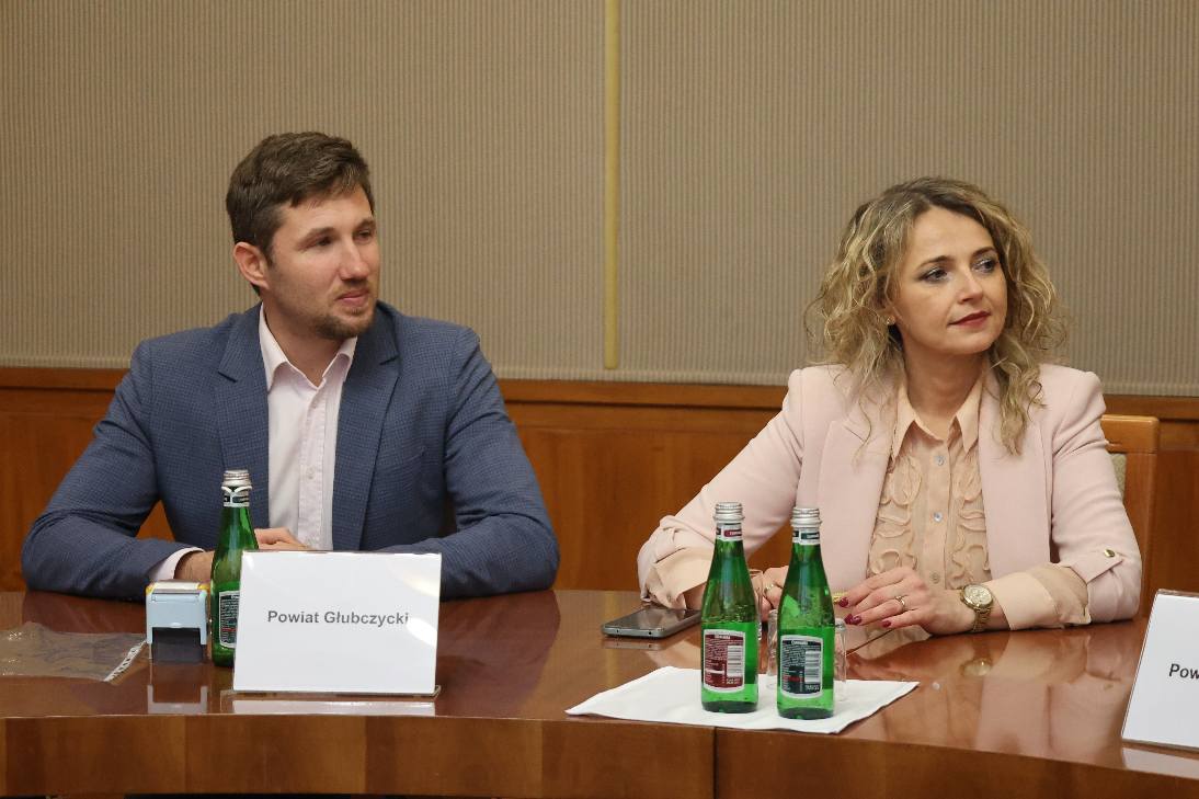 Kolejne miliony na odbudowę po powodzi. Samorządy z Głubczyc, Prudnika i Grodkowa podpisały nowe umowy