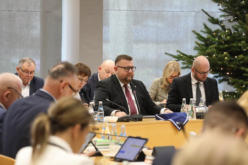 Światło, apel i budżet. Ostatnia sesja roku