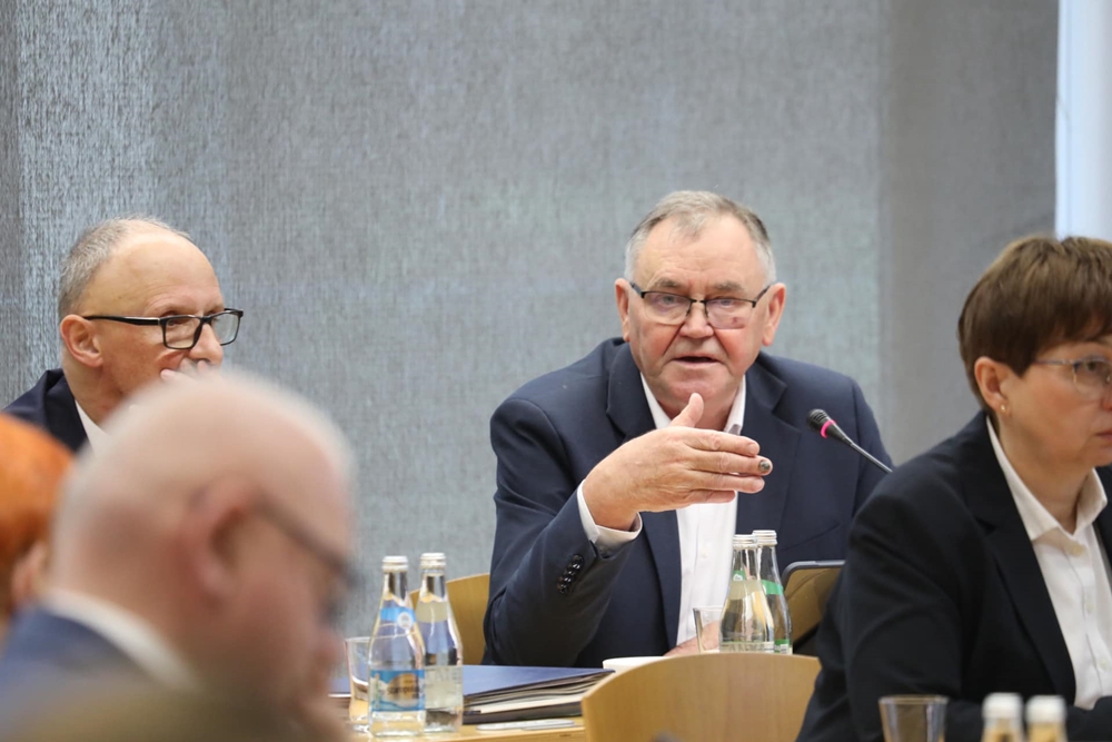 Światło, apel i budżet. Ostatnia sesja roku