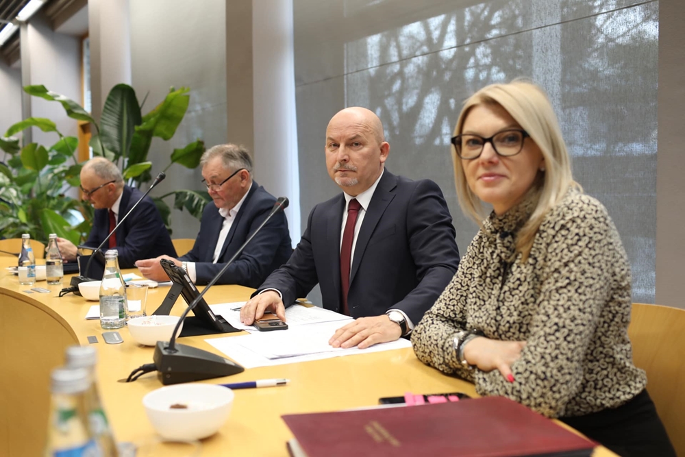 Światło, apel i budżet. Ostatnia sesja roku