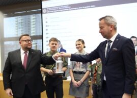 Światło, apel i budżet. Ostatnia sesja roku