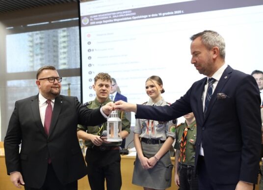 Światło, apel i budżet. Ostatnia sesja roku