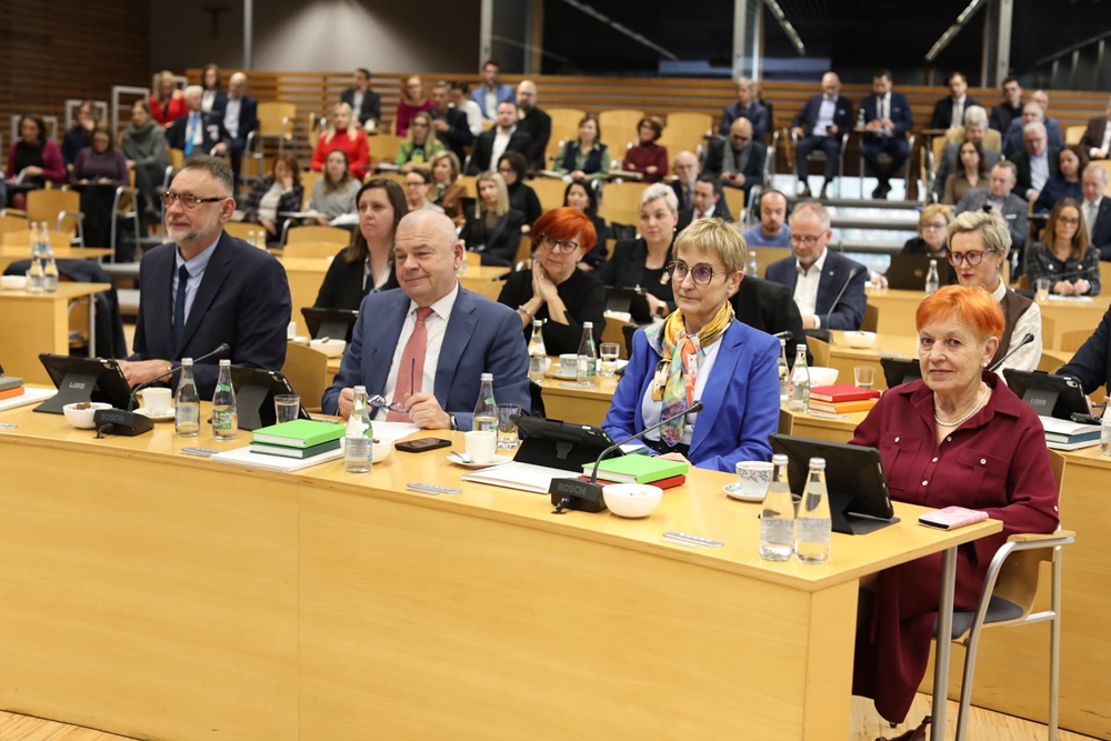 Światło, apel i budżet. Ostatnia sesja roku