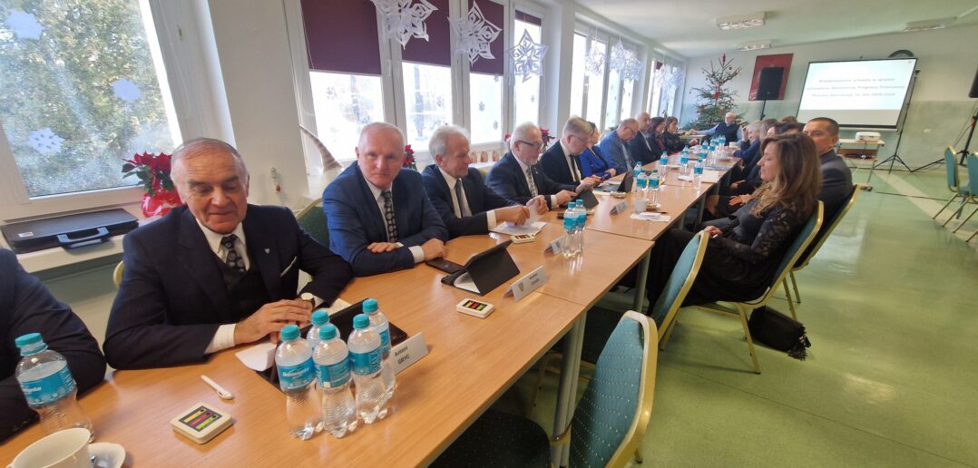 Jednogłośny budżet Powiatu Opolskiego na 2026 rok. Drogi na pierwszym planie Jednogłośny budżet Powiatu Opolskiego na 2026 rok. Drogi na pierwszym planie