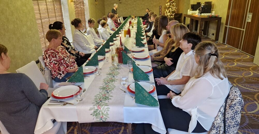 Przy jednym stole – wigilia, kt&oacute;ra naprawdę łączy