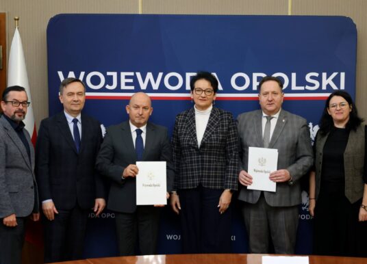 Ponad 1,5 mln zł na odbudowę dróg po powodzi. Wojewoda Opolska podpisała umowy dotacyjne