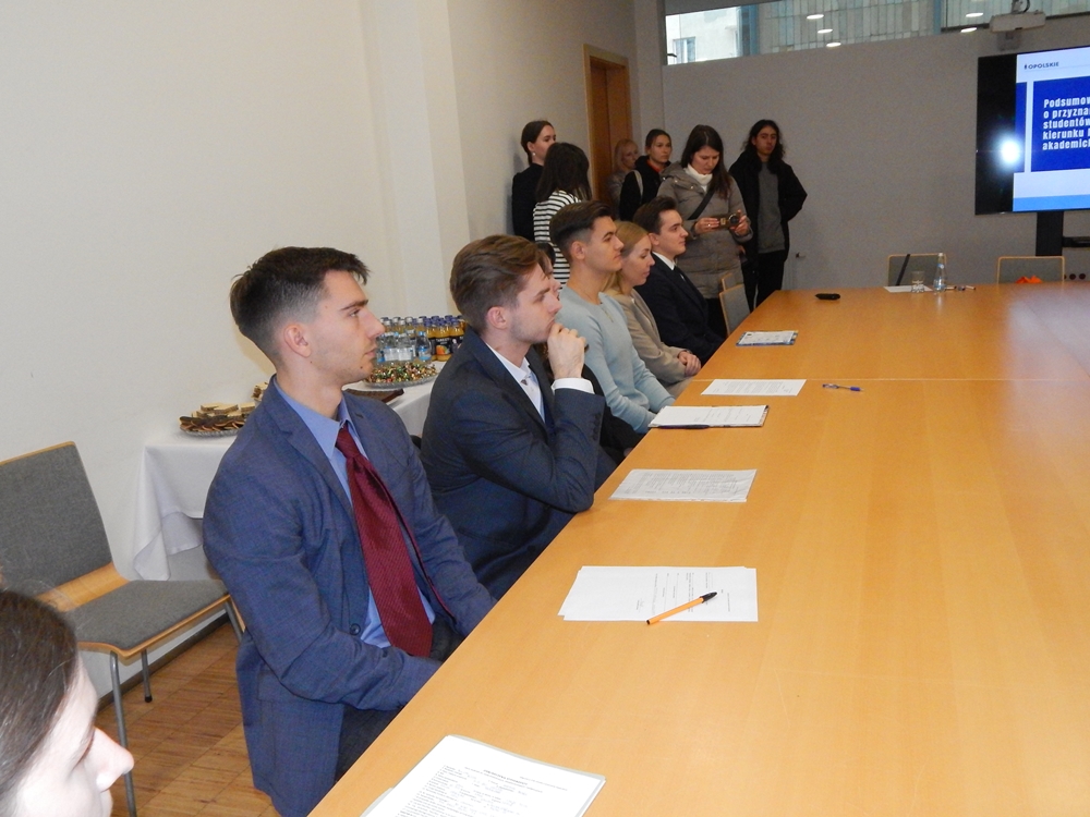 Opolskie stawia na młodych lekarzy – region, który nie chce czekać w kolejce