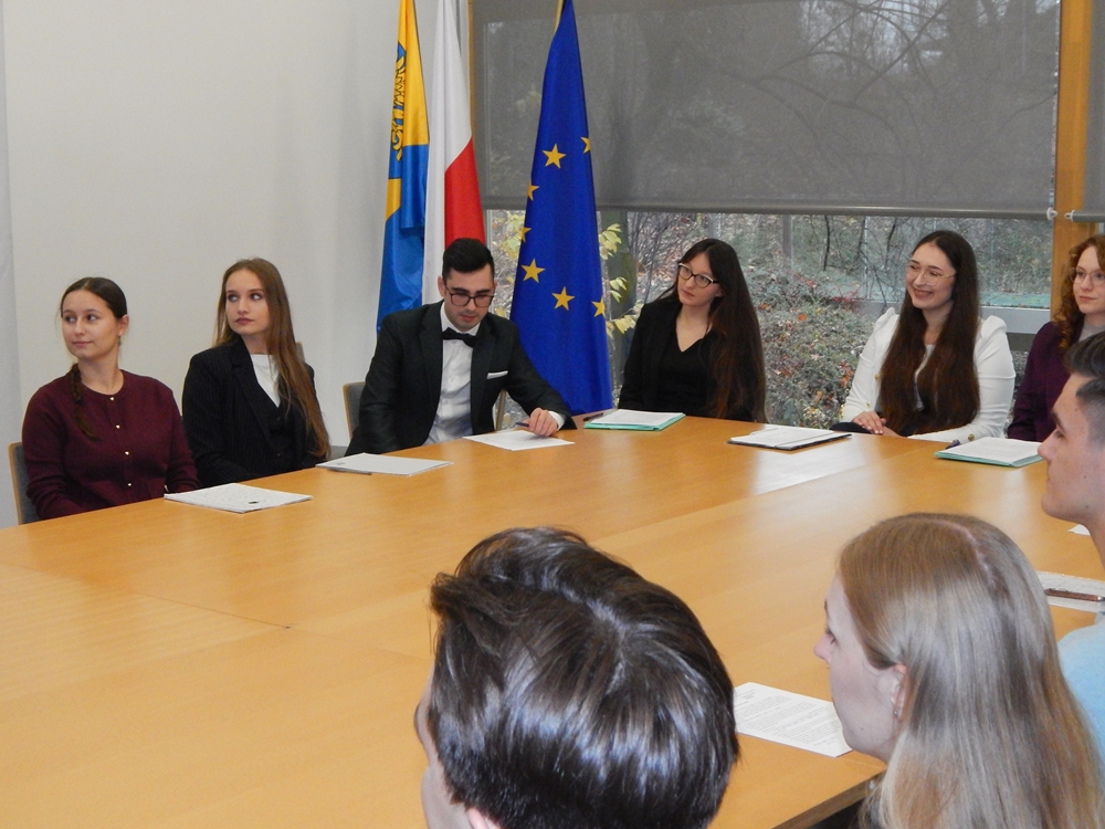 Opolskie stawia na młodych lekarzy – region, który nie chce czekać w kolejce