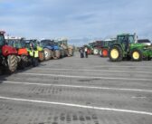 Ciągniki, flagi i gniew