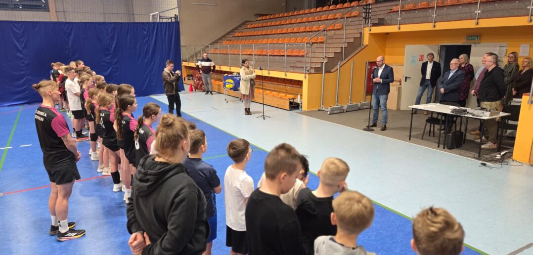 Hala sportowa w Niemodlinie po pierwszym etapie modernizacji Hala sportowa w Niemodlinie po pierwszym etapie modernizacji