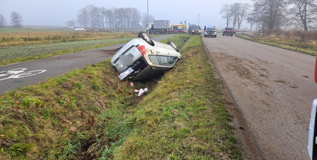 Kierująca toyotą dachowała w Kotorzu Małym, kobieta trafiła do szpitala
