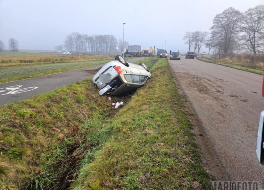Kierująca toyotą dachowała w Kotorzu Małym, kobieta trafiła do szpitala