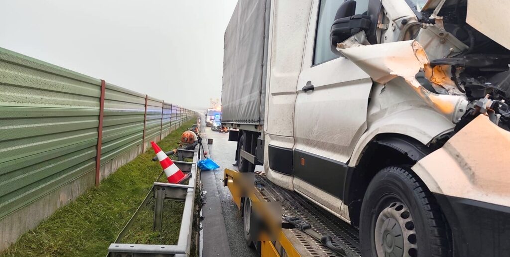 Kolizja na A4, bus najechał na ciężarówkę