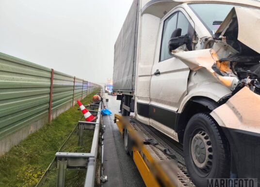 Kolizja na A4, bus najechał na ciężarówkę