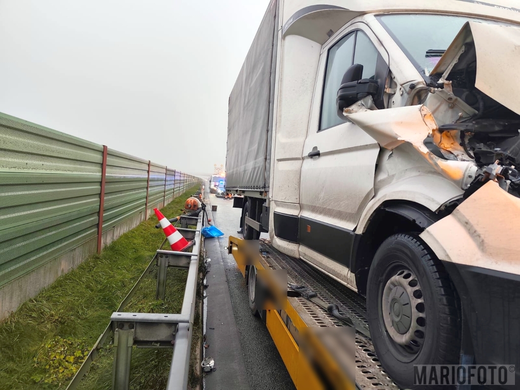 Kolizja na A4, bus najechał na ciężarówkę