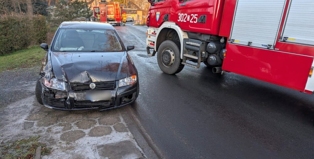 Kierująca fiatem wjechała w barierki mostu w Luboszycach Kierująca fiatem wjechała w barierki mostu w Luboszycach
