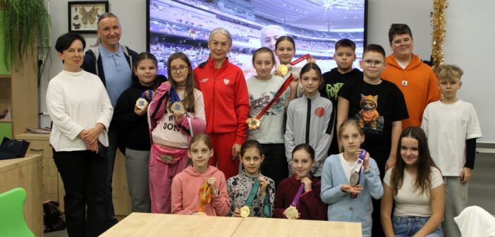 Paraolimpijka Barbara Bieganowska–Zając spotkała się z dziećmi i seniorami z gminy Dobrzeń Wielki